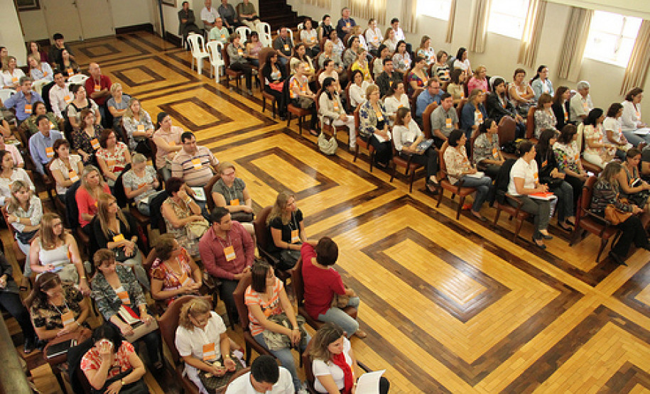 Curso capacita 120 participantes das regionais sobre processos administrativos e de sindicância. Houve ainda homenagem ao pintor Theodoro de Bona.