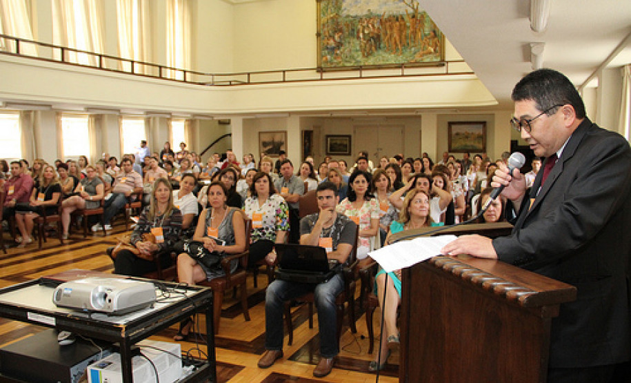 Curso capacita 120 participantes das regionais sobre processos administrativos e de sindicância. Houve ainda homenagem ao pintor Theodoro de Bona.