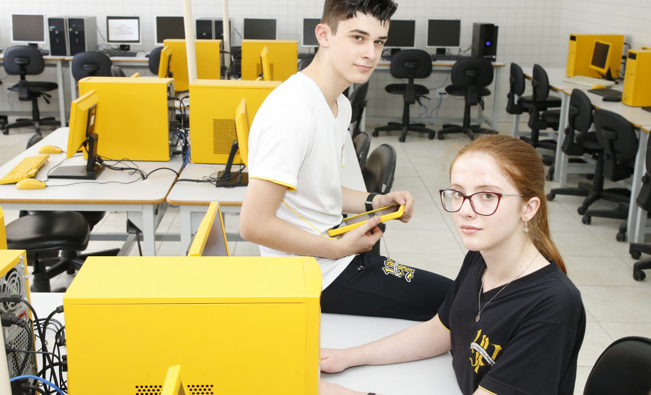 Secretaria Estadual de Educação do Paraná; Colégio Estadual Yvone Pimentel, professores e alunos usam tecnologias para estudar, na foto os alunos Ruan Nicolas Vieira dos Santos e Maria Luiza Kampa Gandin. 13-11-18. Foto: Hedeson Alves