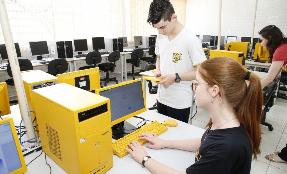 Secretaria Estadual de Educação do Paraná; Colégio Estadual Yvone Pimentel, professores e alunos usam tecnologias para estudar, na foto os alunos Ruan Nicolas Vieira dos Santos e Maria Luiza Kampa Gandin. 13-11-18. Foto: Hedeson Alves