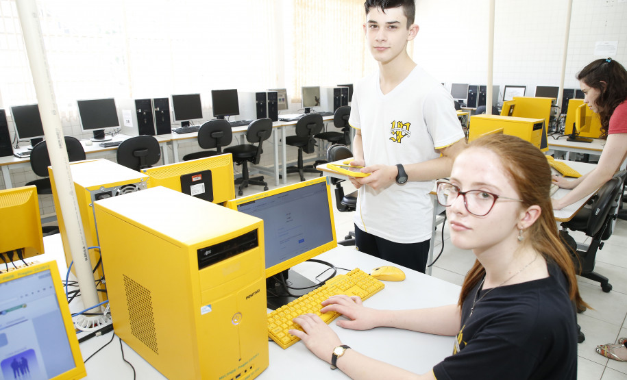 Secretaria Estadual de Educação do Paraná; Colégio Estadual Yvone Pimentel, professores e alunos usam tecnologias para estudar, na foto os alunos Ruan Nicolas Vieira dos Santos e Maria Luiza Kampa Gandin. 13-11-18. Foto: Hedeson Alves