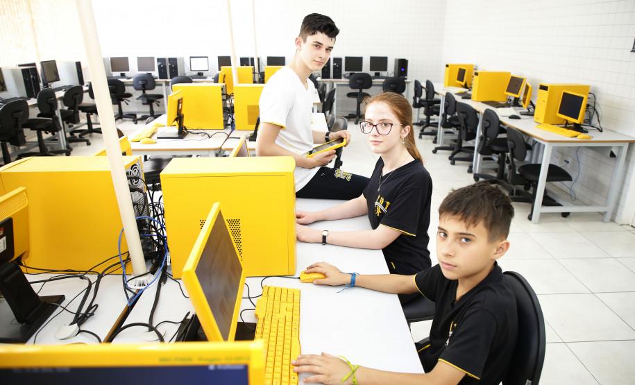 Tecnologias transformam metodologias de ensino em escola estadual O colégio foi um dos primeiros a utilizar novas tecnologias no ambiente escolar por meio do programa Conectados, da Secretaria Estadual da Educação. Para desenvolver o programa, a pasta realizou uma consulta técnica com as escolas para avaliar critérios como visão, competência, conteúdos e recursos digitais e infraestrutura.