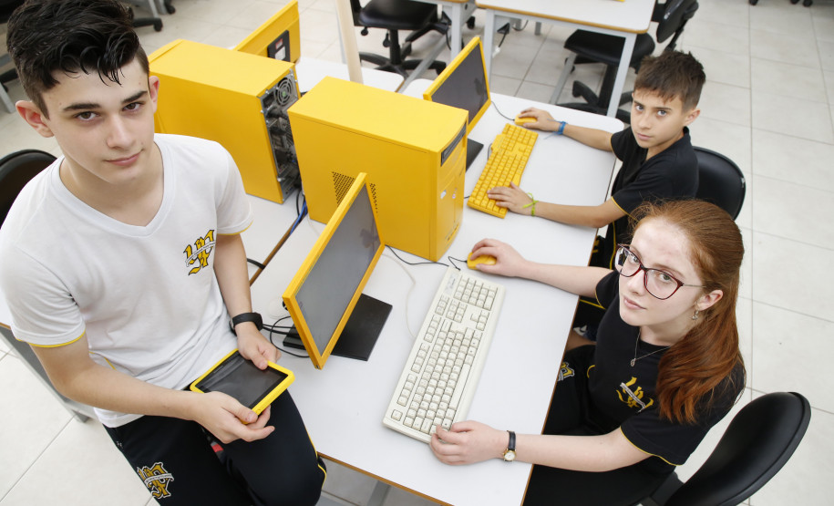 Tecnologias transformam metodologias de ensino em escola estadual O colégio foi um dos primeiros a utilizar novas tecnologias no ambiente escolar por meio do programa Conectados, da Secretaria Estadual da Educação. Para desenvolver o programa, a pasta realizou uma consulta técnica com as escolas para avaliar critérios como visão, competência, conteúdos e recursos digitais e infraestrutura.