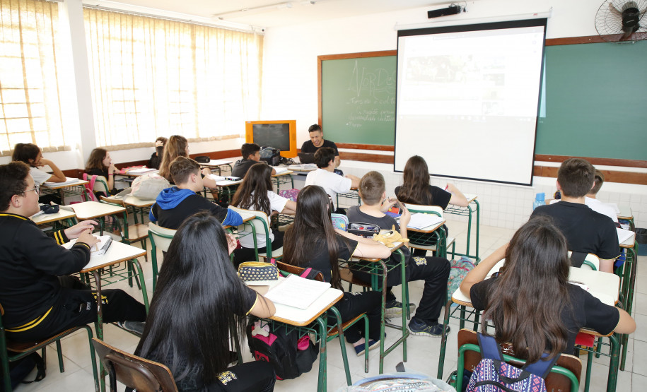 Tecnologias transformam metodologias de ensino em escola estadual O uso de ambientes e ferramentas virtuais para atividades interativas, aplicação e correções de avaliações, registro de frequência e da hora atividade online transformaram as metodologias de ensino e aprendizagem do Colégio Estadual Yvone Pimentel, de Curitiba. Essa mudança iniciou em 2015 com a adesão da escola ao programa Conectados, da Secretaria de Estado da Educação, e parcerias com a comunidade e entidades privadas.