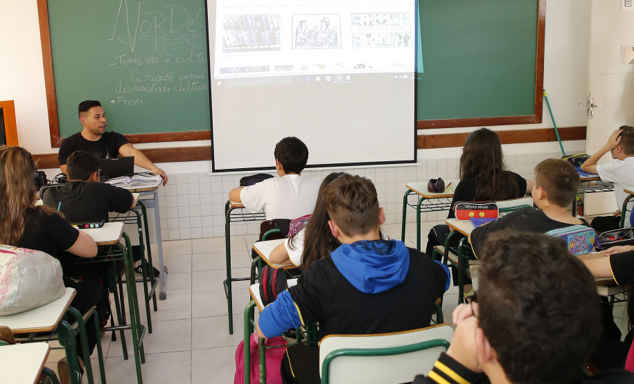 Tecnologias transformam metodologias de ensino em escola estadual A escola possui ainda dois laboratórios de informática com netbooks (laboratório móvel), tablets e computadores de mesa, além de uma sala multimídia com lousa digital. Os equipamentos trouxeram mais praticidades para os professores que podem utilizar os equipamentos sem precisar se deslocar de uma sala para outra.
