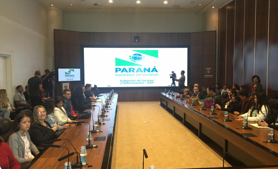 Autores dos 32 projetos de lei selecionados entre todos os alunos participantes do Paraná estão usufruindo do prêmio concedido aos finalistas do programa.