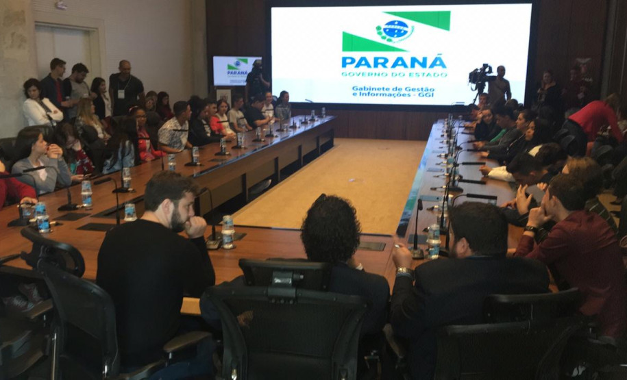 Autores dos 32 projetos de lei selecionados entre todos os alunos participantes do Paraná estão usufruindo do prêmio concedido aos finalistas do programa.