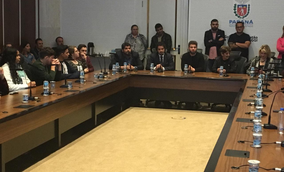 Autores dos 32 projetos de lei selecionados entre todos os alunos participantes do Paraná estão usufruindo do prêmio concedido aos finalistas do programa.