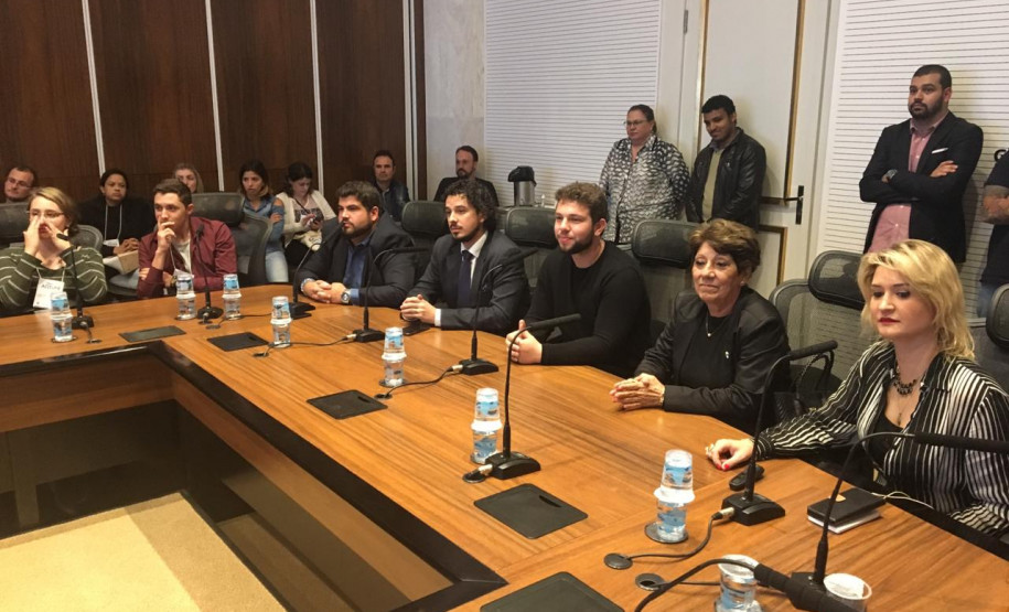 Autores dos 32 projetos de lei selecionados entre todos os alunos participantes do Paraná estão usufruindo do prêmio concedido aos finalistas do programa.