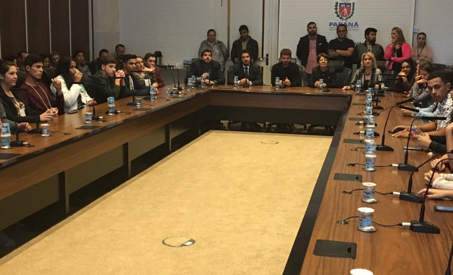 Autores dos 32 projetos de lei selecionados entre todos os alunos participantes do Paraná estão usufruindo do prêmio concedido aos finalistas do programa.