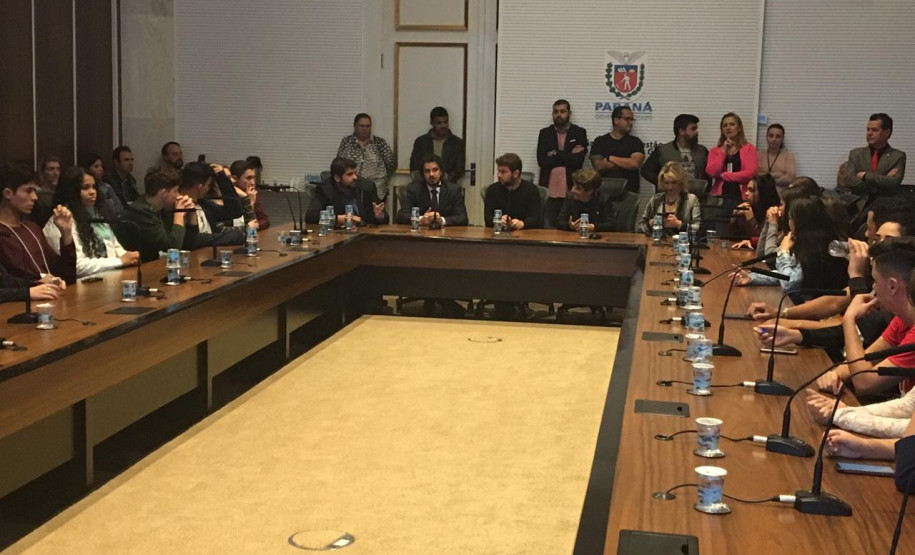 Autores dos 32 projetos de lei selecionados entre todos os alunos participantes do Paraná estão usufruindo do prêmio concedido aos finalistas do programa.