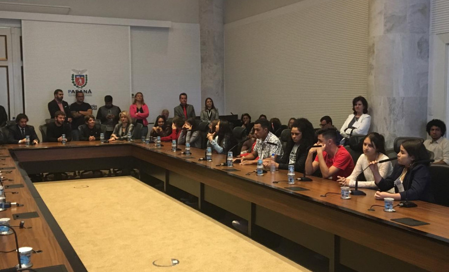 Autores dos 32 projetos de lei selecionados entre todos os alunos participantes do Paraná estão usufruindo do prêmio concedido aos finalistas do programa.