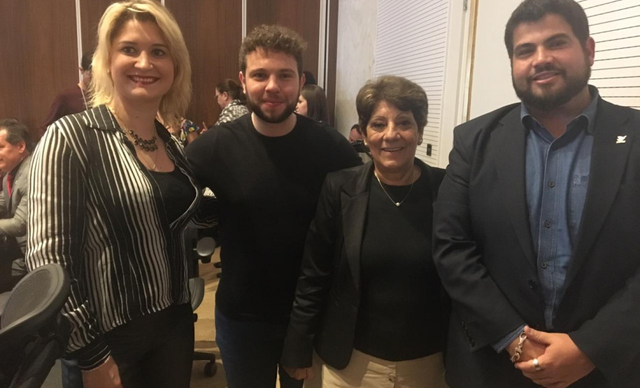 Autores dos 32 projetos de lei selecionados entre todos os alunos participantes do Paraná estão usufruindo do prêmio concedido aos finalistas do programa.