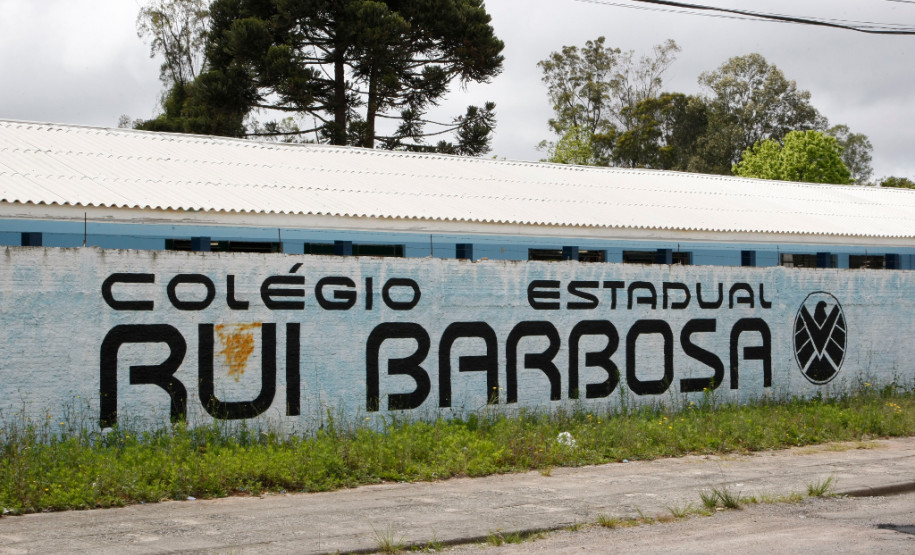 Paraná é o maior certificador do ENCCEJA no sul do Brasil O Colégio Estadual Rui Barbosa é uma das unidades certificadoras em Colombo, na Região Metropolitana de Curitiba.