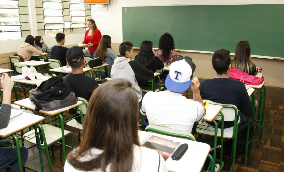 680 mil estudantes devem ser rematriculados para 2019 Terminam nesta sexta-feira (30) as rematrículas na rede estadual de ensino do Paraná. Pais ou responsáveis por estudantes já matriculados e que vão ingressar no 7º, 8º ou 9º ano do ensino fundamental, ou 2ª ou 3ª série do ensino médio, devem ir até a escola assinar a rematrícula até esta data.