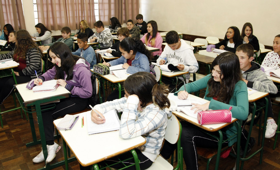 680 mil estudantes devem ser rematriculados para 2019 Terminam nesta sexta-feira (30) as rematrículas na rede estadual de ensino do Paraná. Pais ou responsáveis por estudantes já matriculados e que vão ingressar no 7º, 8º ou 9º ano do ensino fundamental, ou 2ª ou 3ª série do ensino médio, devem ir até a escola assinar a rematrícula até esta data.