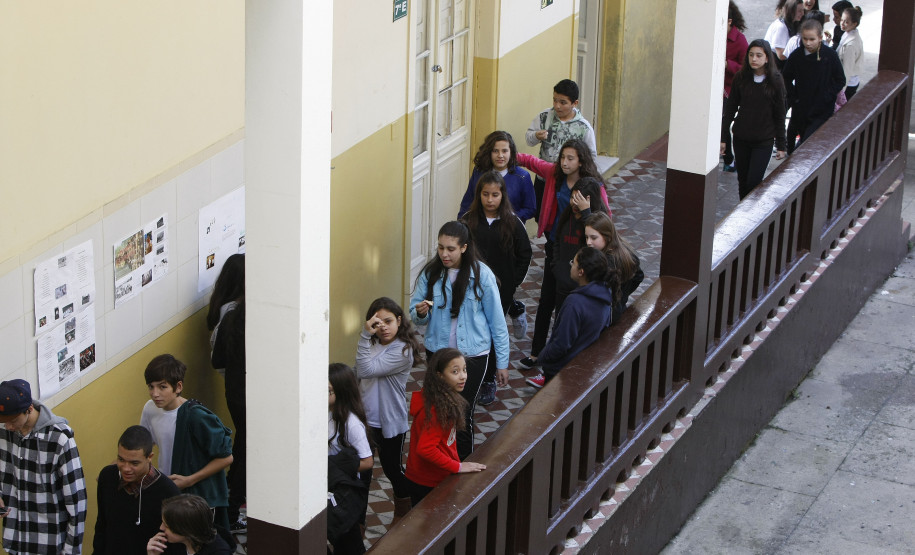680 mil estudantes devem ser rematriculados para 2019 Terminam nesta sexta-feira (30) as rematrículas na rede estadual de ensino do Paraná. Pais ou responsáveis por estudantes já matriculados e que vão ingressar no 7º, 8º ou 9º ano do ensino fundamental, ou 2ª ou 3ª série do ensino médio, devem ir até a escola assinar a rematrícula até esta data.