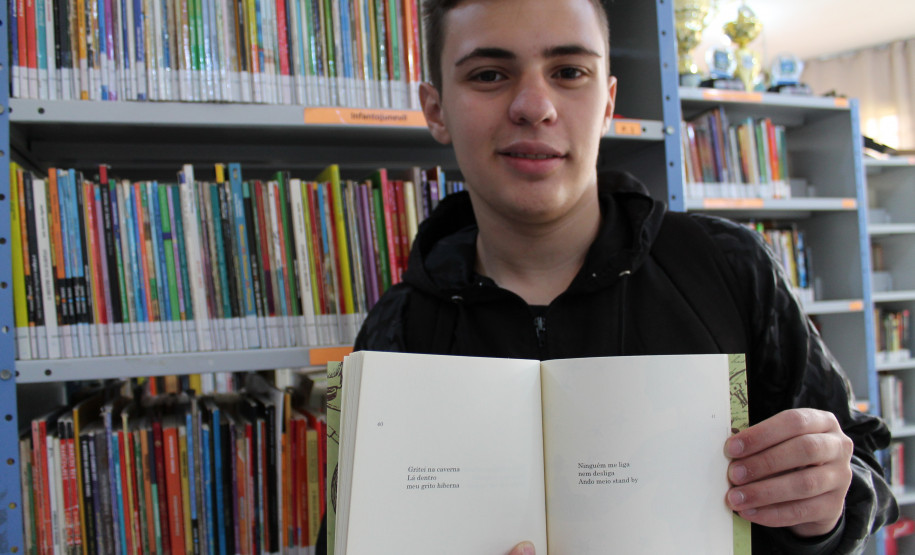 Participação dos alunos em concursos do literários acontece todos os anos sob a orientação do professor de Língua Portuguesa com incentivo da direção da escola.