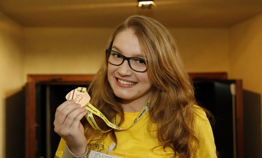 Secretaria de Estado da Educação do Paraná, Premiação da Obmep 2017, na foto a aluna Amanda Cristina Foetsch. Foto: Hedeson Alves/SEED