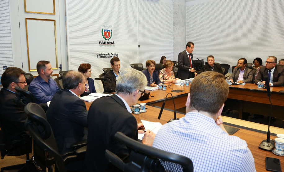 Cursos são destinados a todos os profissionais da educação e são uma das principais ferramentas para garantir a constante melhoria da qualidade do ensino paranaense. Somente em 2018 foram 530 mil participantes. Balanço foi apresentado durante a primeira reunião da Educação com a equipe do governo de transição.