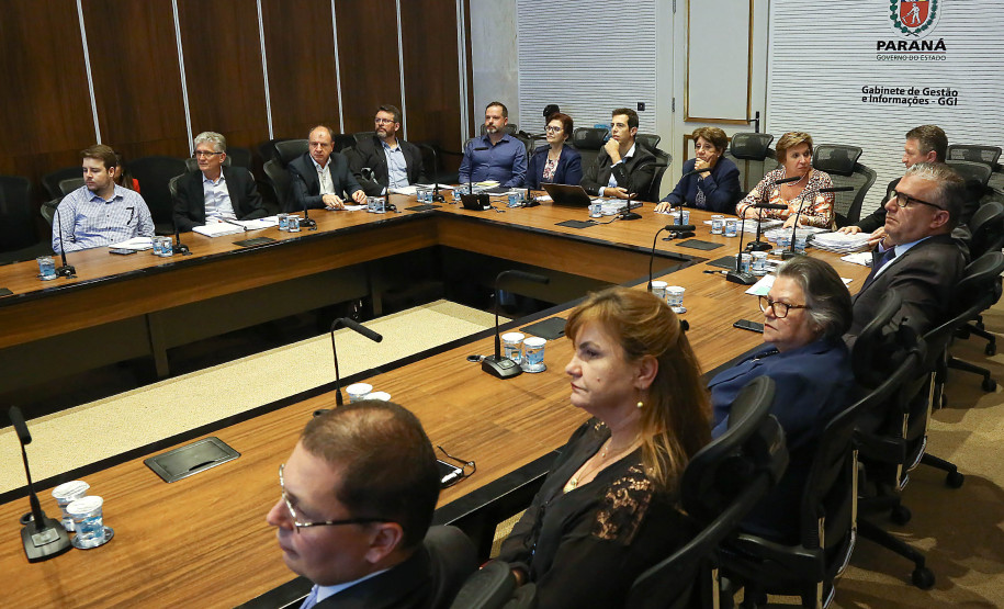 Cursos são destinados a todos os profissionais da educação e são uma das principais ferramentas para garantir a constante melhoria da qualidade do ensino paranaense. Somente em 2018 foram 530 mil participantes. Balanço foi apresentado durante a primeira reunião da Educação com a equipe do governo de transição.