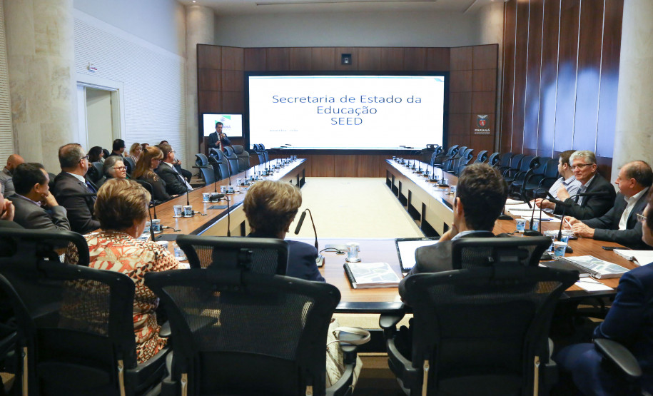 Cursos são destinados a todos os profissionais da educação e são uma das principais ferramentas para garantir a constante melhoria da qualidade do ensino paranaense. Somente em 2018 foram 530 mil participantes. Balanço foi apresentado durante a primeira reunião da Educação com a equipe do governo de transição.