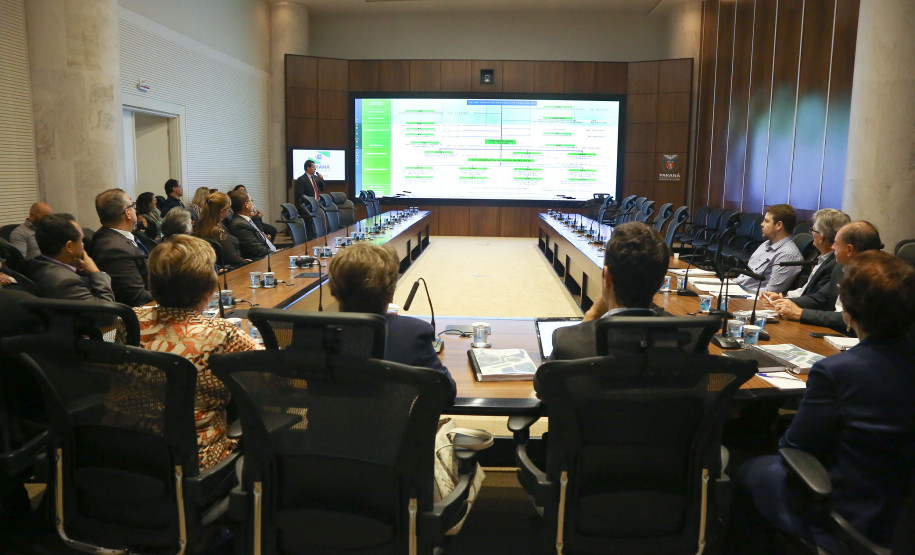 Cursos são destinados a todos os profissionais da educação e são uma das principais ferramentas para garantir a constante melhoria da qualidade do ensino paranaense. Somente em 2018 foram 530 mil participantes. Balanço foi apresentado durante a primeira reunião da Educação com a equipe do governo de transição.