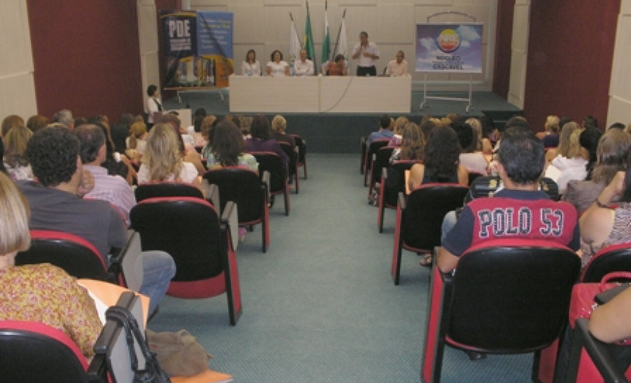 130 professores ingressantes no PDE, turma 2012, do Núcleo Regional de Educação de Cascavel participaram da aula inaugural na última segunda-feira (27).