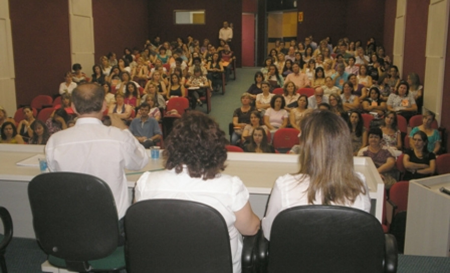 130 professores ingressantes no PDE, turma 2012, do Núcleo Regional de Educação de Cascavel participaram da aula inaugural na última segunda-feira (27).