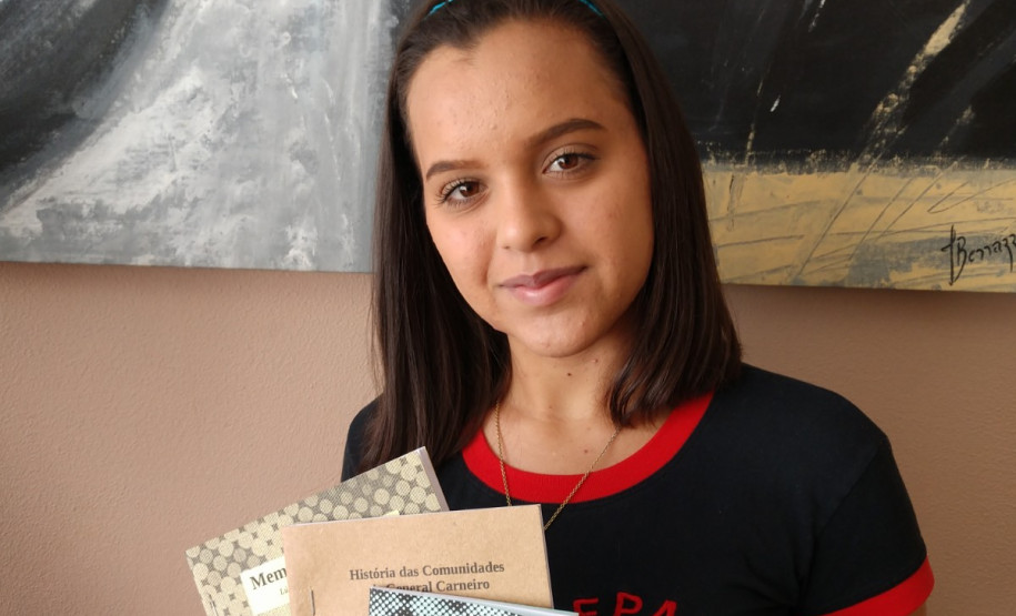 Alunos produzem livros sobre município de General Carneiro Os três livros, publicados em novembro, estarão disponíveis para download gratuito a partir de janeiro. As obras foram escritas por estudantes do Ensino Fundamental e Médio do Colégio Estadual Pedro Araújo Neto.
