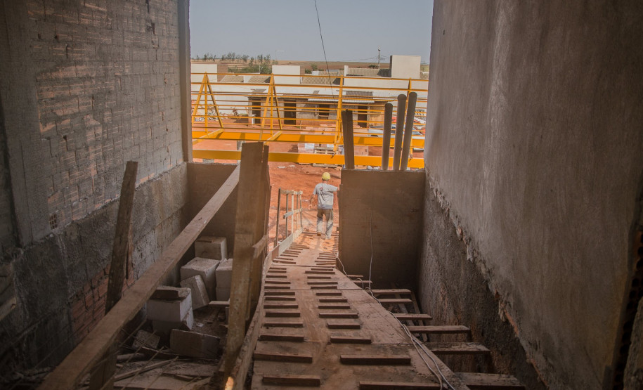 As obras do novo prédio do Colégio Estadual Arcângelo Nandi, em Santa Terezinha do Itaipu, Oeste do Paraná, estão sendo fiscalizadas de uma maneira diferente. Familiares, professores, funcionários e alunos acompanham o andamento da construção, fazem relatórios e observações. Os resultados são compartilhados pelas redes sociais.