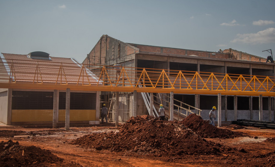 As obras do novo prédio do Colégio Estadual Arcângelo Nandi, em Santa Terezinha do Itaipu, Oeste do Paraná, estão sendo fiscalizadas de uma maneira diferente. Familiares, professores, funcionários e alunos acompanham o andamento da construção, fazem relatórios e observações. Os resultados são compartilhados pelas redes sociais.