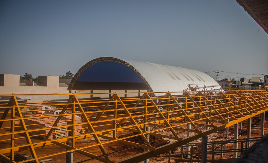 As obras do novo prédio do Colégio Estadual Arcângelo Nandi, em Santa Terezinha do Itaipu, Oeste do Paraná, estão sendo fiscalizadas de uma maneira diferente. Familiares, professores, funcionários e alunos acompanham o andamento da construção, fazem relatórios e observações. Os resultados são compartilhados pelas redes sociais.