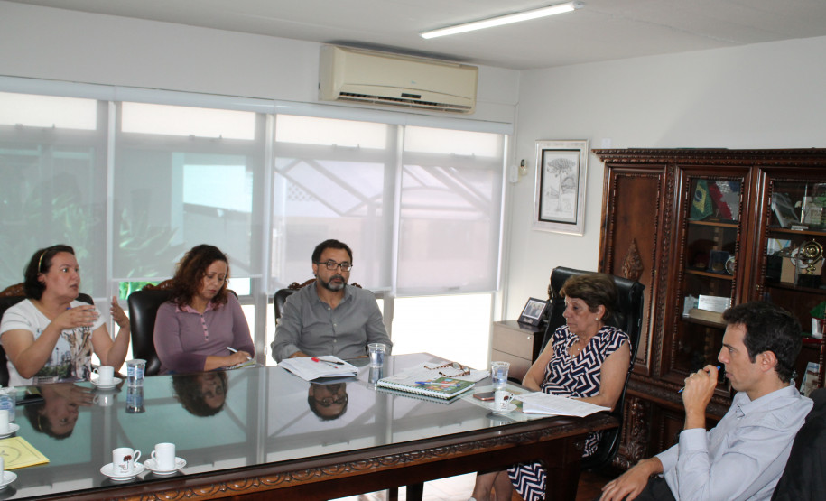 A secretária estadual da Educação, Lucia Cortez, e o futuro secretário Renato Feder, receberam nesta terça-feira a direção da App Sindicato. O objetivo do encontro foi integrar o novo titular da pasta sobre as demandas da categoria.