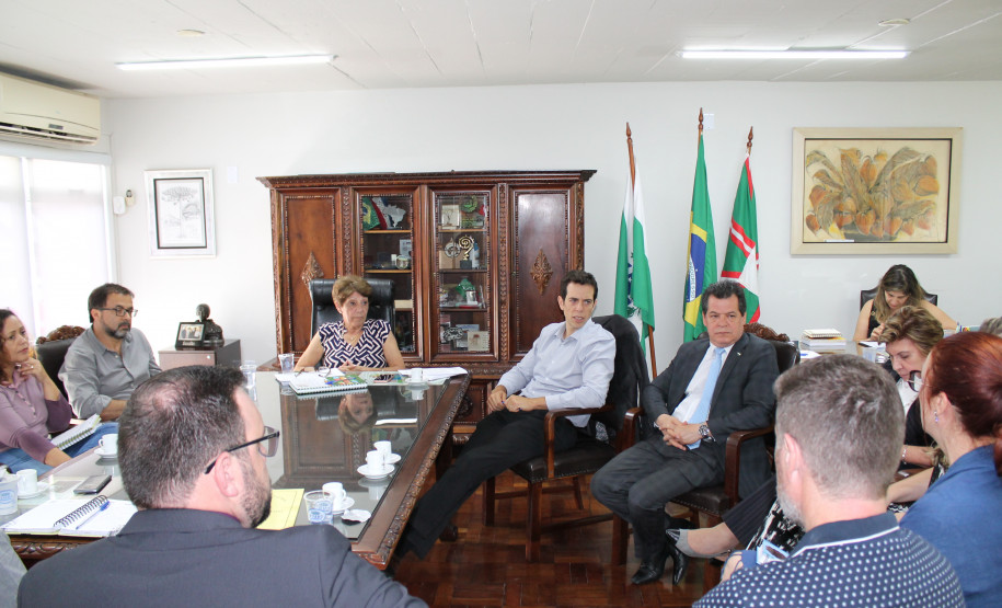 A secretária estadual da Educação, Lucia Cortez, e o futuro secretário Renato Feder, receberam nesta terça-feira a direção da App Sindicato. O objetivo do encontro foi integrar o novo titular da pasta sobre as demandas da categoria.