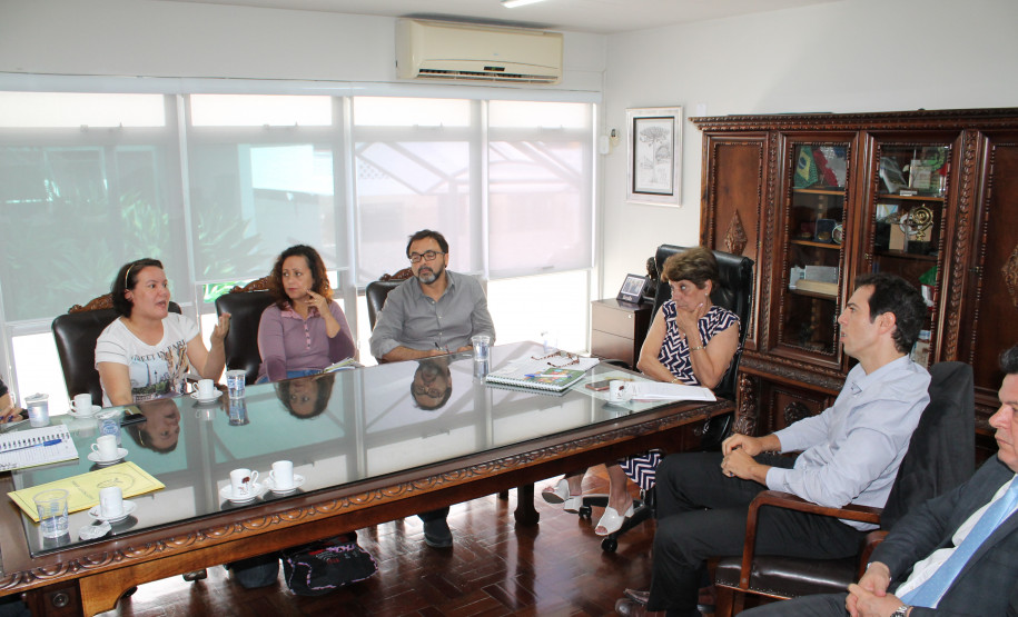 A secretária estadual da Educação, Lucia Cortez, e o futuro secretário Renato Feder, receberam nesta terça-feira a direção da App Sindicato. O objetivo do encontro foi integrar o novo titular da pasta sobre as demandas da categoria.