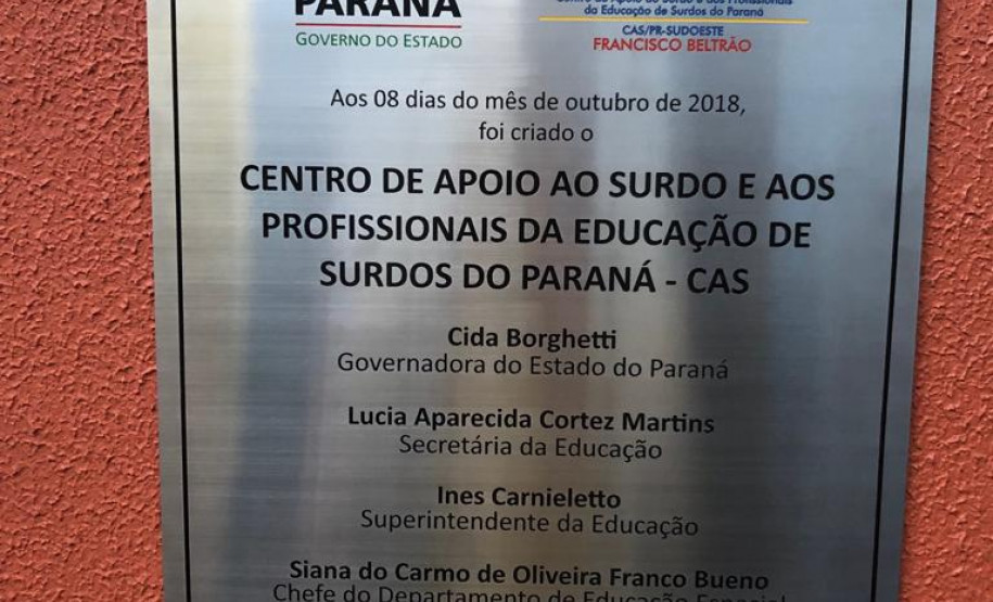 A secretária estadual da Educação, Lucia Cortez, inaugurou na tarde desta quarta-feira (12) o Centro de Francisco Beltrão, que vai funcionar no Colégio Estadual Dr. Eduardo Virmond Suplicy. No local serão atendidos os Núcleos Regionais de Educação de Dois Vizinhos, Francisco Beltrão, Laranjeiras do Sul e Pato Branco, com uma população de 4.534 pessoas surdas.