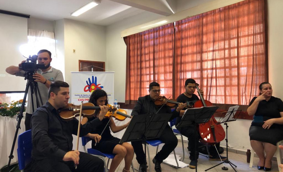 Em Umuarama, O CAS ficará situado no Colégio Estadual Prof. Paulo A. Tomazinho, responsável pelo atendimento dos NREs de Campo Mourão, Cianorte, Goioerê, Loanda, Paranavaí e Umuarama, com uma população de 2.244 pessoas surdas.