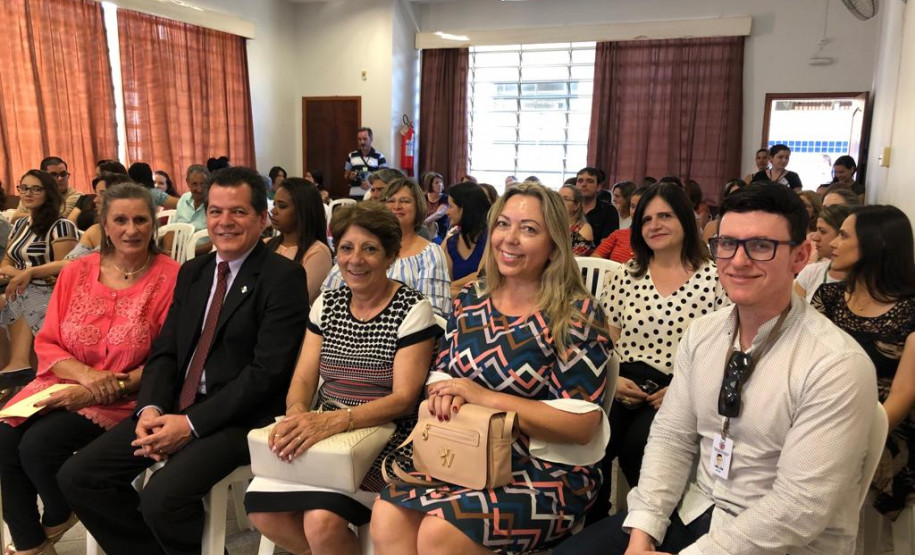 Em Umuarama, O CAS ficará situado no Colégio Estadual Prof. Paulo A. Tomazinho, responsável pelo atendimento dos NREs de Campo Mourão, Cianorte, Goioerê, Loanda, Paranavaí e Umuarama, com uma população de 2.244 pessoas surdas.