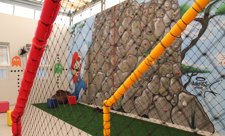 Escola Estadual de Educação Especial Lucy Requião agora conta com um espaço lúdico para atividades pedagógicas interativas e uma parede de escalada. Nesta sexta-feira (14), os estudantes do colégio interpretaram uma Cantata de Natal, que marca o final do ano letivo.