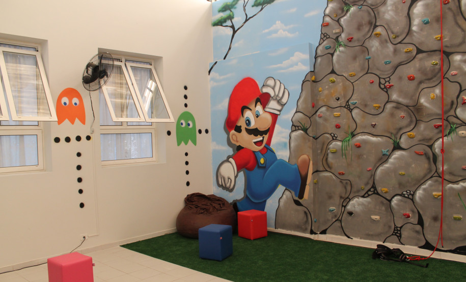 Escola Estadual de Educação Especial Lucy Requião agora conta com um espaço lúdico para atividades pedagógicas interativas e uma parede de escalada. Nesta sexta-feira (14), os estudantes do colégio interpretaram uma Cantata de Natal, que marca o final do ano letivo.