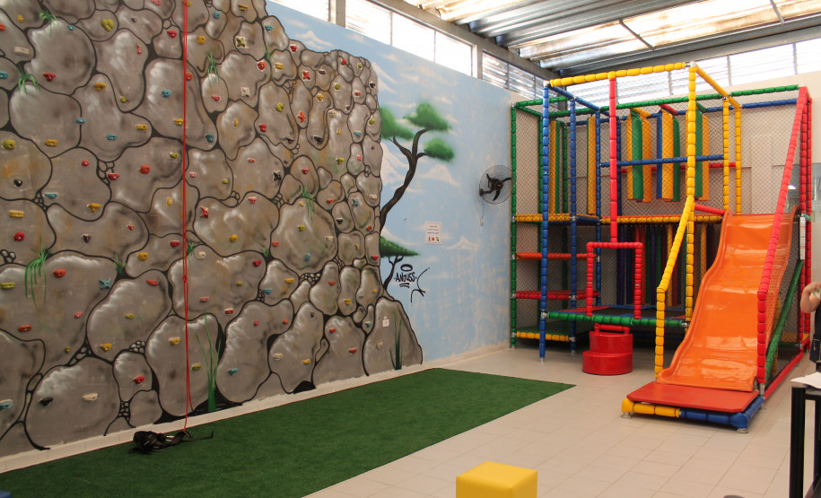 Escola Estadual de Educação Especial Lucy Requião agora conta com um espaço lúdico para atividades pedagógicas interativas e uma parede de escalada. Nesta sexta-feira (14), os estudantes do colégio interpretaram uma Cantata de Natal, que marca o final do ano letivo.