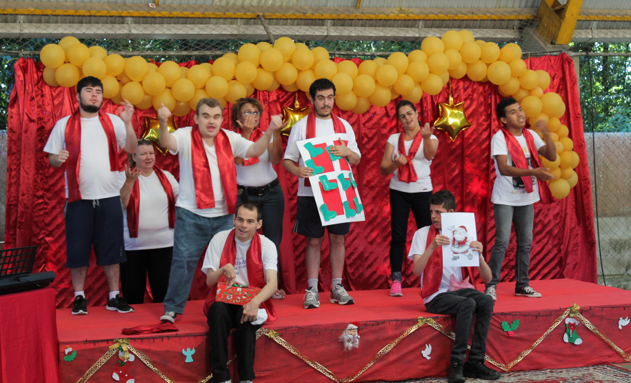Escola Estadual de Educação Especial Lucy Requião agora conta com um espaço lúdico para atividades pedagógicas interativas e uma parede de escalada. Nesta sexta-feira (14), os estudantes do colégio interpretaram uma Cantata de Natal, que marca o final do ano letivo.