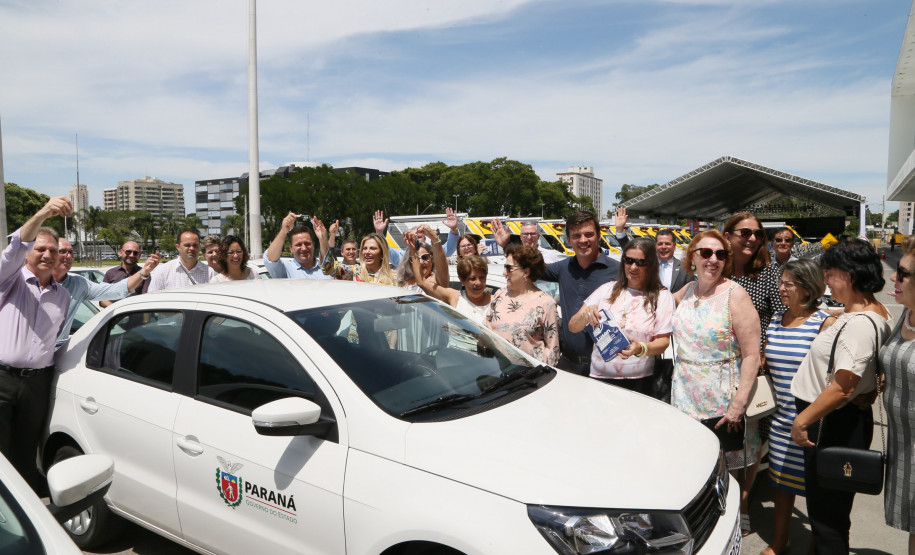 A governadora Cida Borghetti entregou nesta terça-feira (18) 28 veículos para complementar a frota dos Núcleos Regionais da Educação (NRE) e reforçar o trabalho diário dos profissionais que precisam se deslocar até as 2.150 escolas estaduais. Na mesma solenidade foram entregues motos e vans para a Polícia Militar. -  Curitiba, 18/12/2018  -  Foto: Orlando Kissner/ANPr