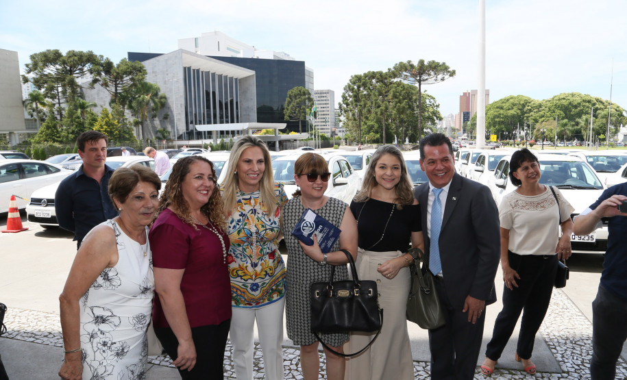 A governadora Cida Borghetti entregou nesta terça-feira (18) 28 veículos para complementar a frota dos Núcleos Regionais da Educação (NRE) e reforçar o trabalho diário dos profissionais que precisam se deslocar até as 2.150 escolas estaduais. Na mesma solenidade foram entregues motos e vans para a Polícia Militar. -  Curitiba, 18/12/2018  -  Foto: Orlando Kissner/ANPr