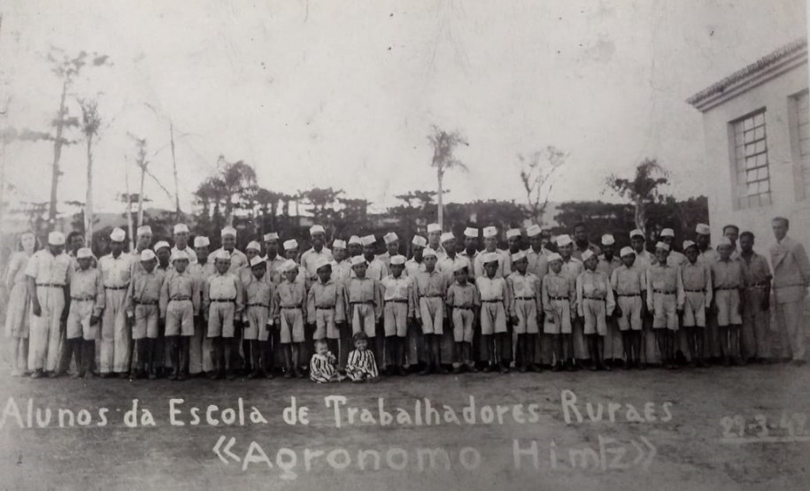 A comunidade escolar do município de Cândido de Abreu (na região Central do Estado) comemorou na última sexta-feira (14) a reinauguração do novo espaço do Colégio Estadual do Campo Agrônomo Hintz.