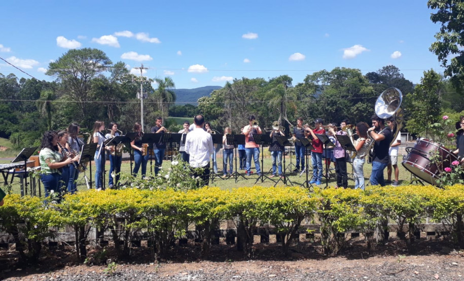 A comunidade escolar do município de Cândido de Abreu (na região Central do Estado) comemorou na última sexta-feira (14) a reinauguração do novo espaço do Colégio Estadual do Campo Agrônomo Hintz.