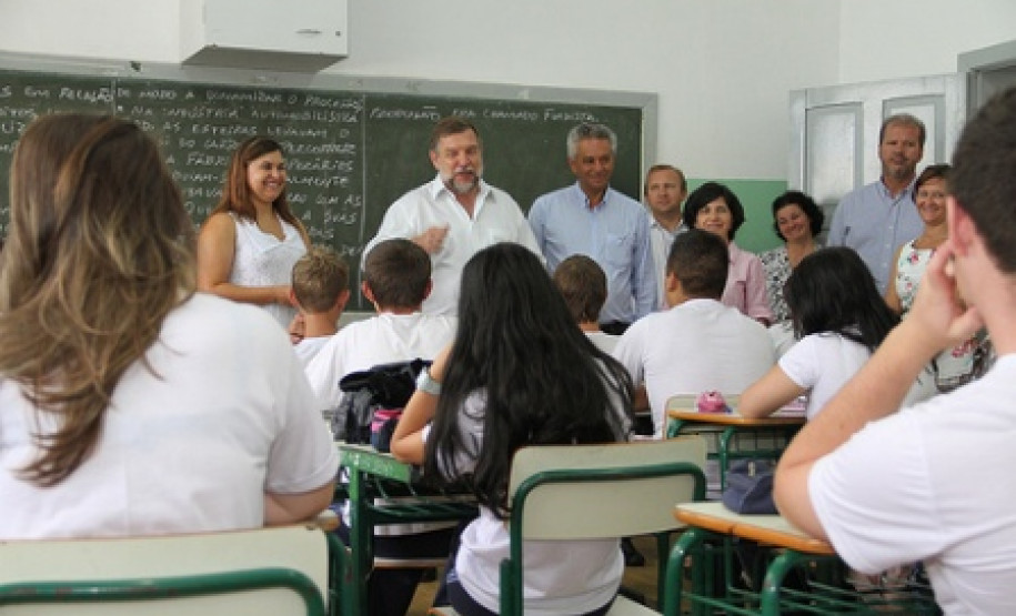 Com as visitas, o secretário se aproxima da comunidade escolar e solicita a participação de todos para a construção de uma educação pública de qualidade.