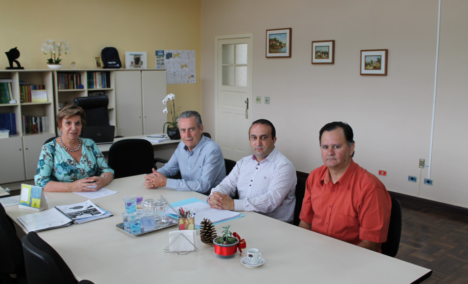Celso Bernardo, Ines Carnieletto, Carlos Magno Bittencourt, Maiara Gabriela Fredrich (2° lugar), Gabriel Henrique Sobierai (1° lugar) e  Adilson Carlos Batista, da Secretaria do Estado da Educação, que representou a aluna Ana Caroline Truzzi (3° lugar).