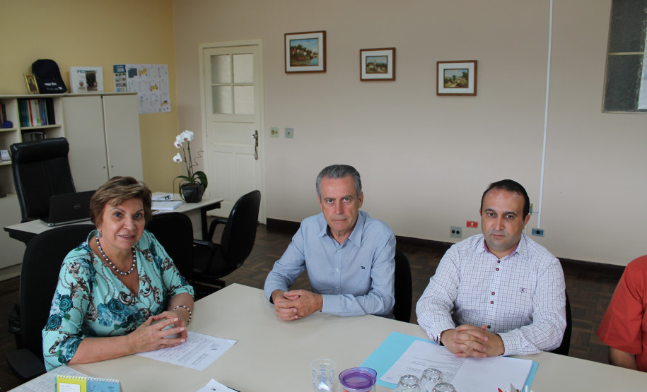 Celso Bernardo, Ines Carnieletto, Carlos Magno Bittencourt, Maiara Gabriela Fredrich (2° lugar), Gabriel Henrique Sobierai (1° lugar) e  Adilson Carlos Batista, da Secretaria do Estado da Educação, que representou a aluna Ana Caroline Truzzi (3° lugar).
